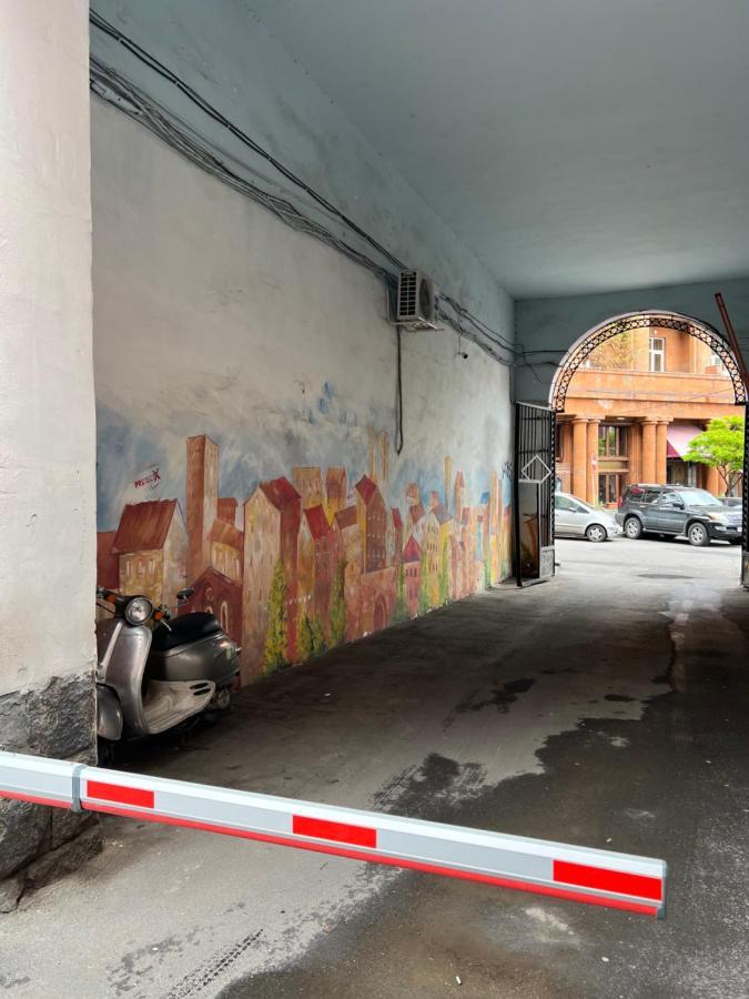 Cozy Apartment Near Opera House Yerevan Exterior photo