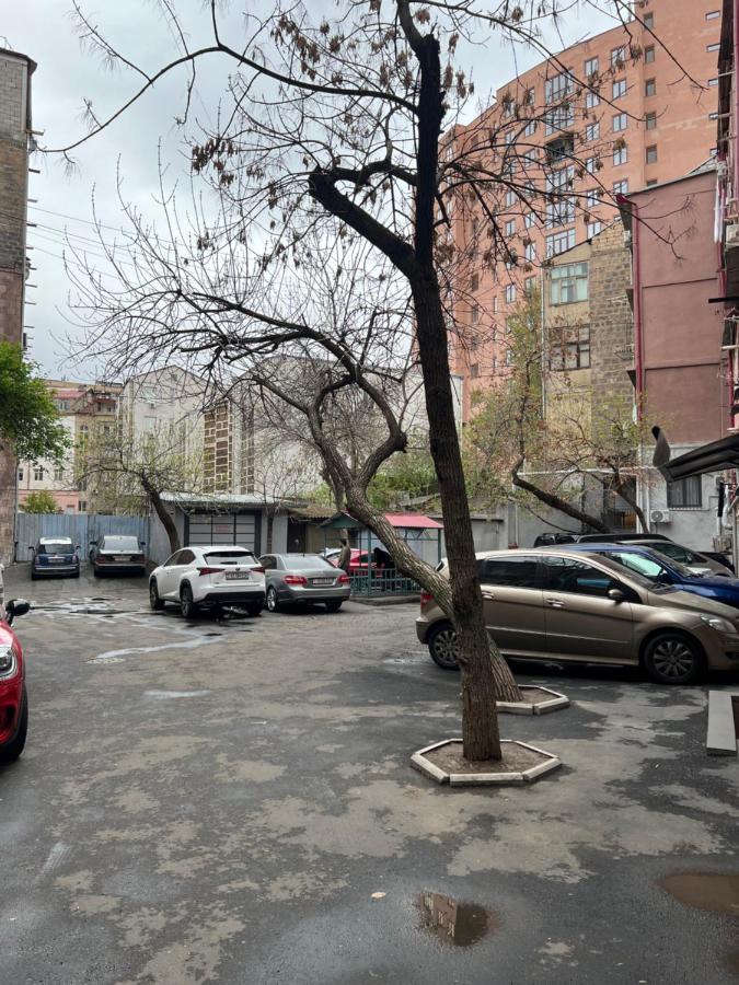 Cozy Apartment Near Opera House Yerevan Exterior photo